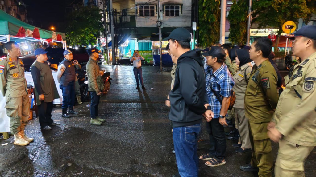 Personel Perumda Pasar Baturaja dan Satpol PP OKU saat melaksanakan apel kesiapan penataan kawasan Pasar Atas, Rabu (21/1/2026). Kehadiran personel bertujuan untuk memastikan keamanan dan ketertiban selama proses pengosongan bahu jalan berlangsung agar tetap kondusif.